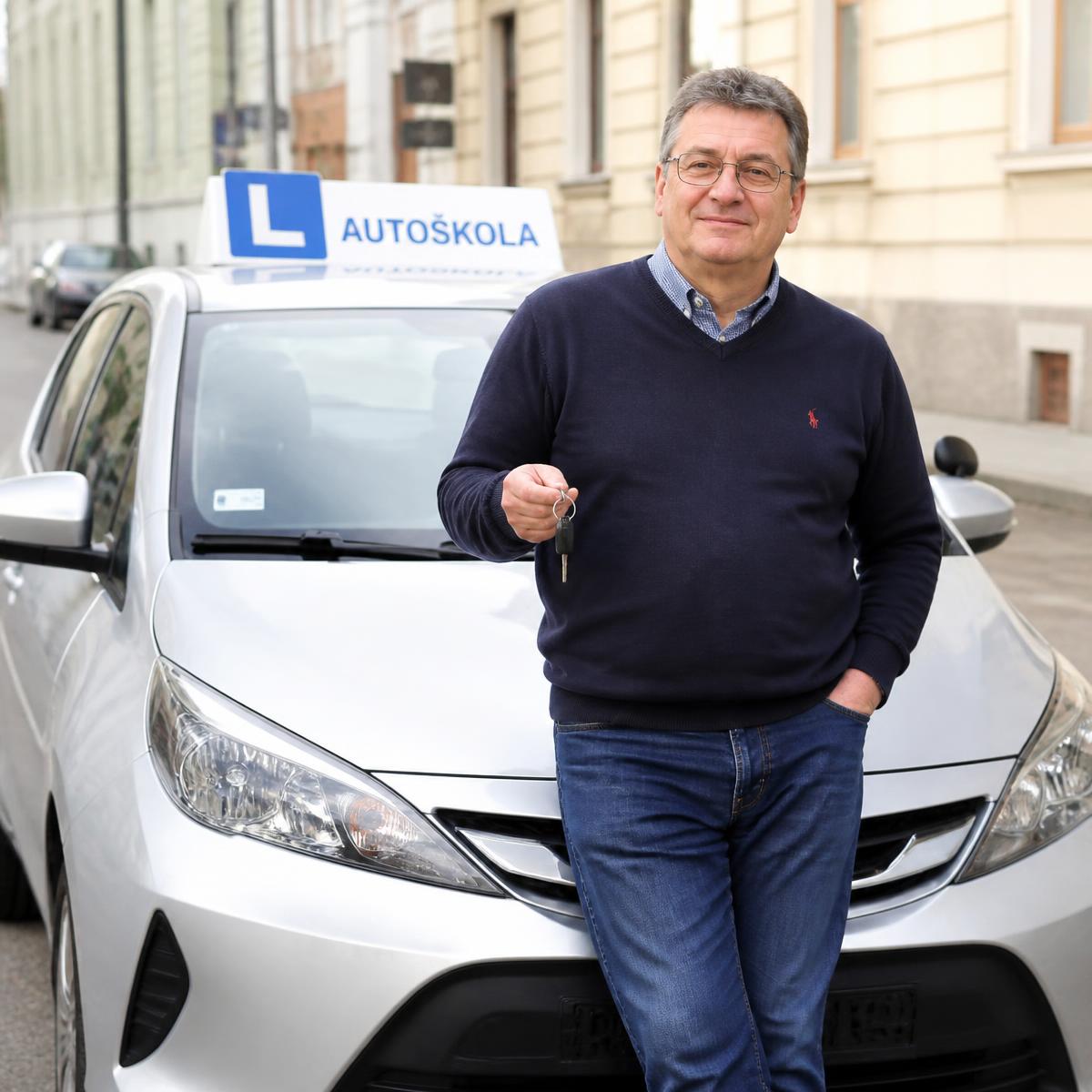 Instruktor autoškoly u výukového vozidla